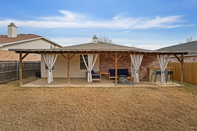 Building Photo - Charming 3BD/2BA with fireplace