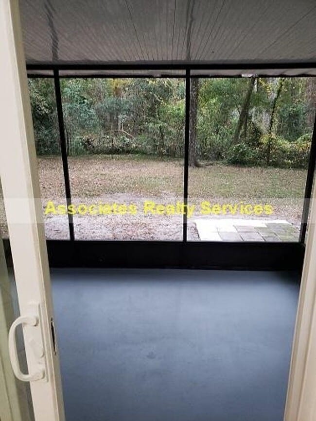 Building Photo - Sublease This Newly Renovated 2 bedroom wi...