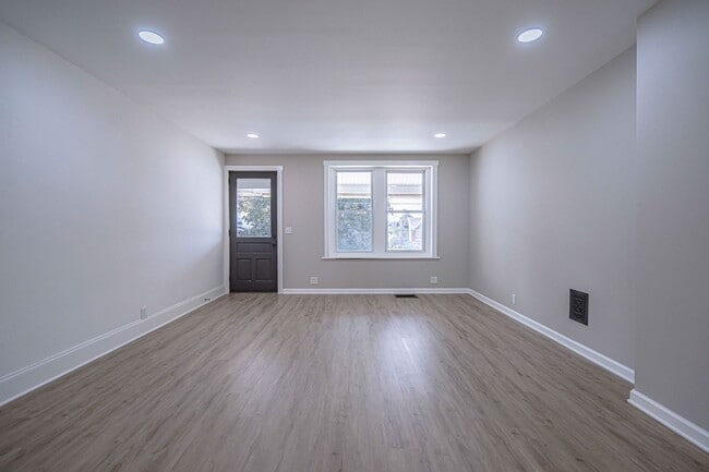 Building Photo - UPDATED FOUR BEDROOM/1.5 BATH TOWNHOME
