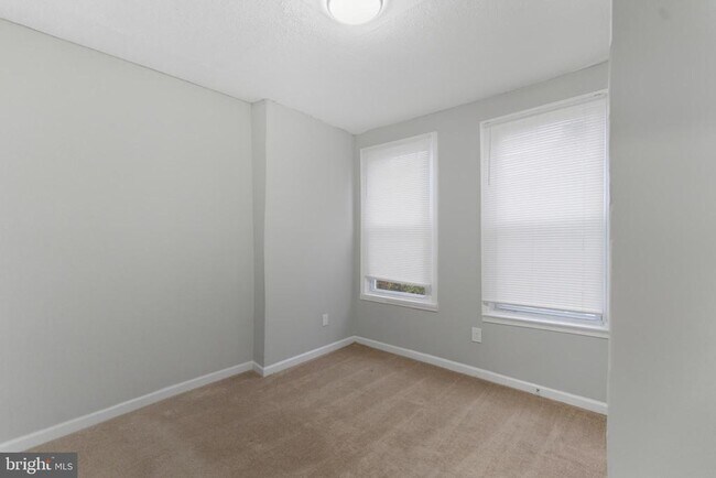 Building Photo - 3739 N Franklin St