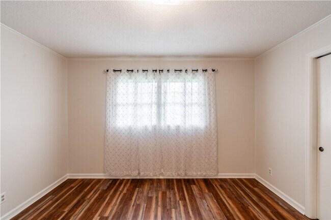 Building Photo - 3 Bedroom Home in Convenient Location