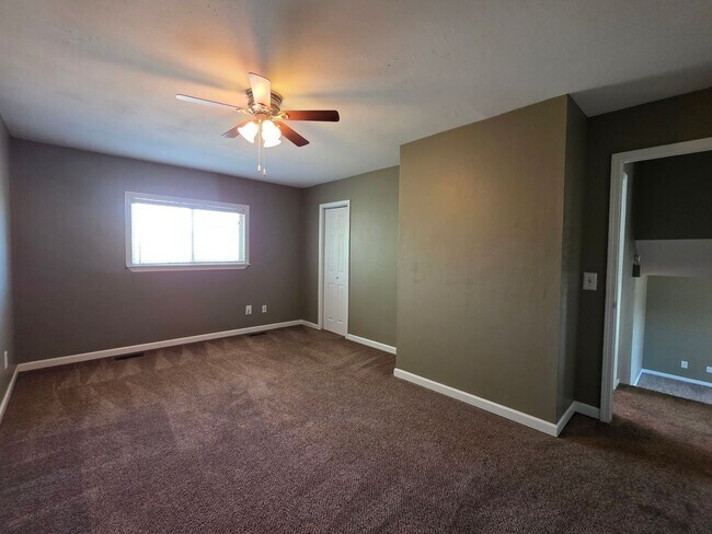 Building Photo - 3 Bedroom 2 Bathroom House With Huge Backy...