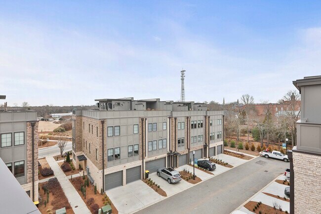 Building Photo - 10 Newnan Views Cir