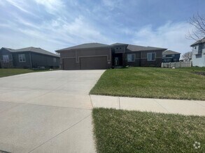 Building Photo - Ranch in Shadow Lake Papillion