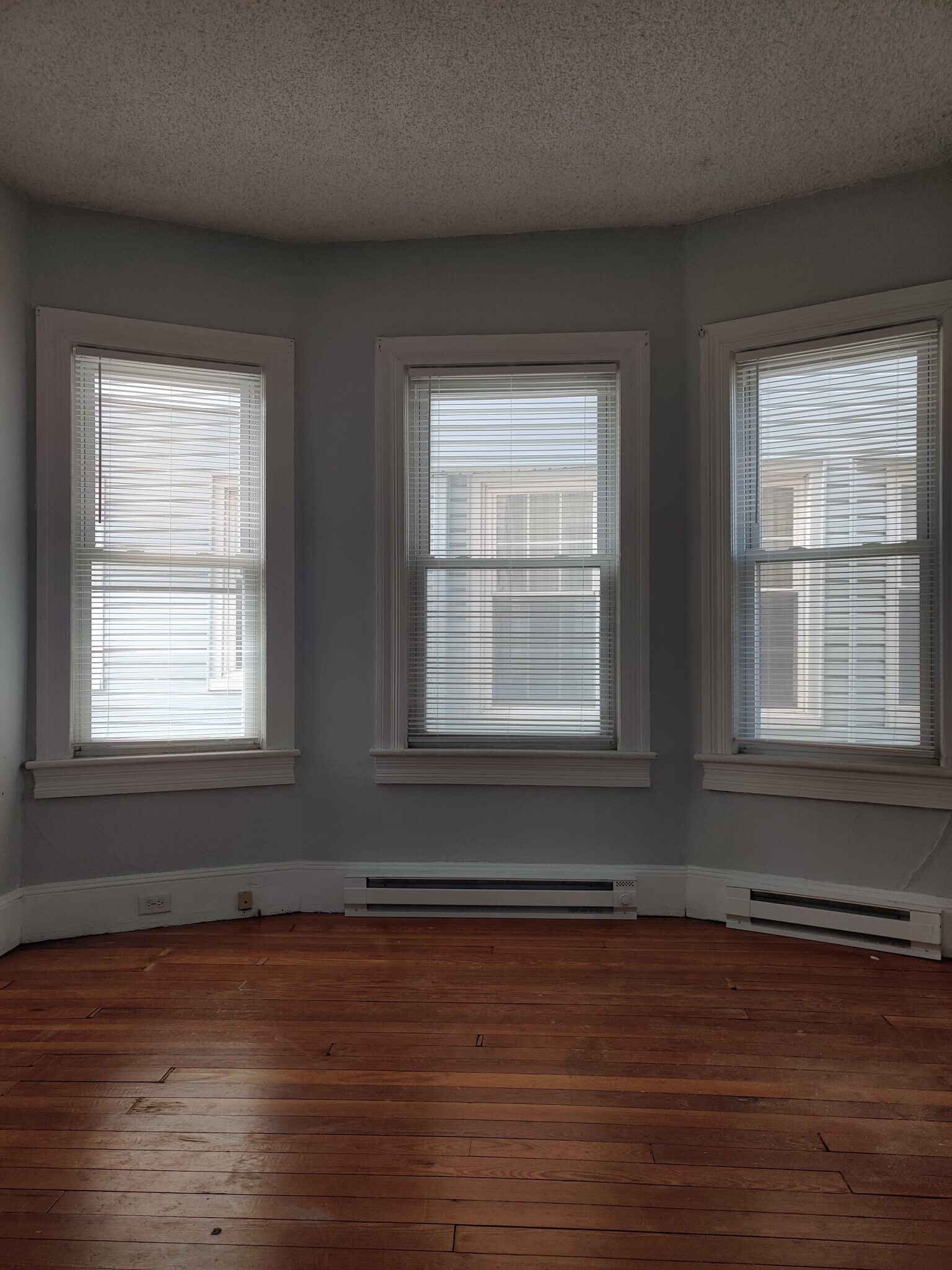 Building Photo - 915 W Elm St