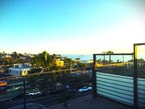 Building Photo - 2 Bedroom 1 Bath Laguna Beach Penthouse Unit