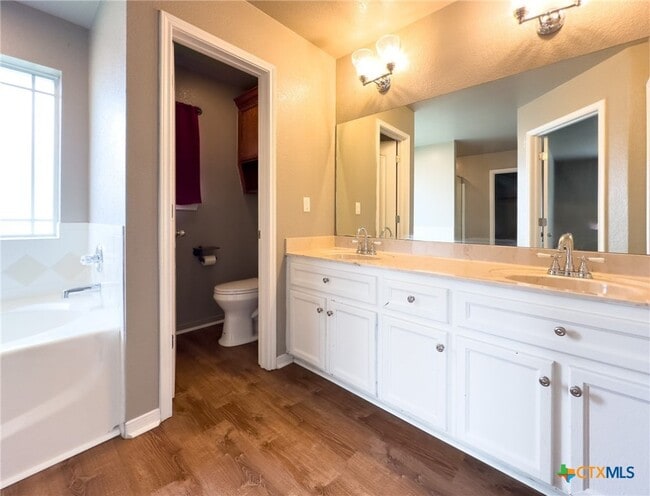 Building Photo - 308 Oak Ridge Dr