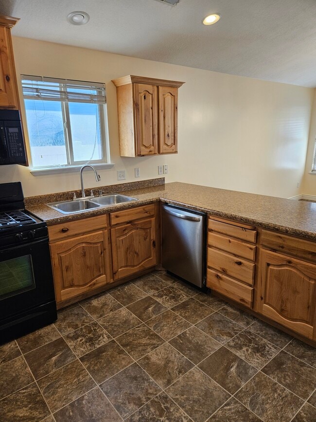 Building Photo - 1023 W Boston Ct