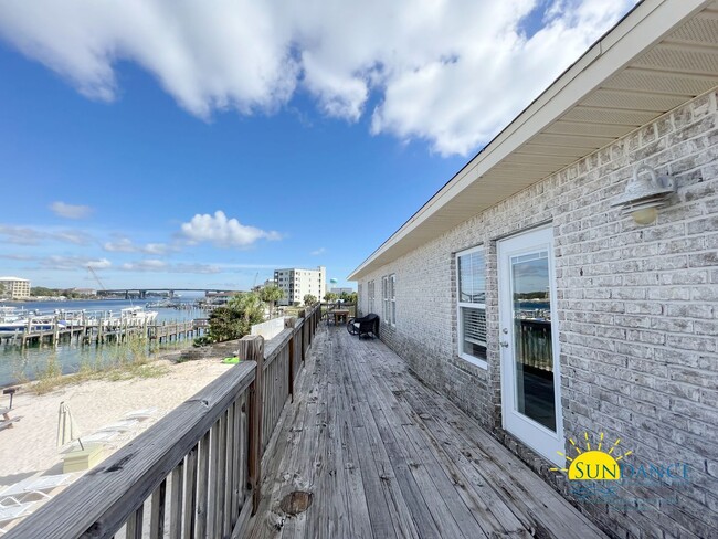 Building Photo - Waterfront 2 Bedroom Unit in Fort Walton B...