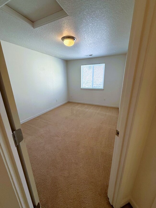 Building Photo - Spacious 3 Bed/2.5 Bath Home in Walnut Grove area!