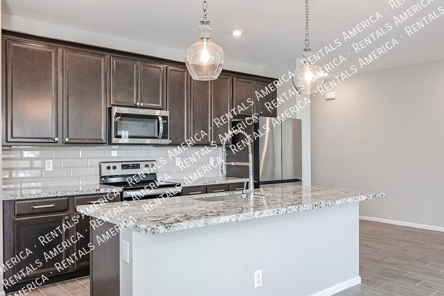 Building Photo - 17817 W Country Club Terrace
