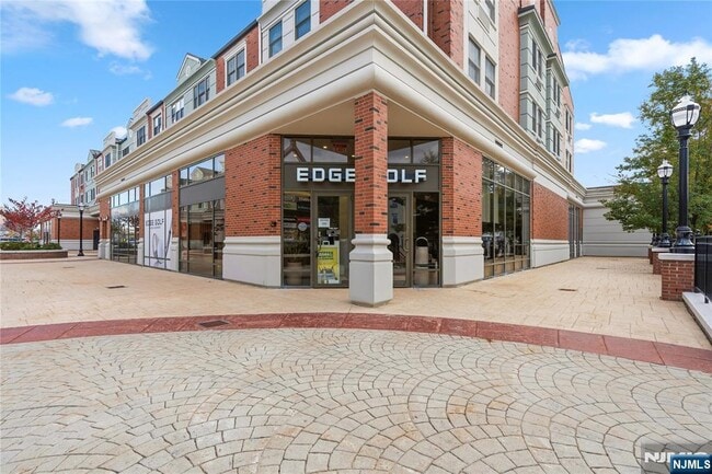 Building Photo - 905 River Rd