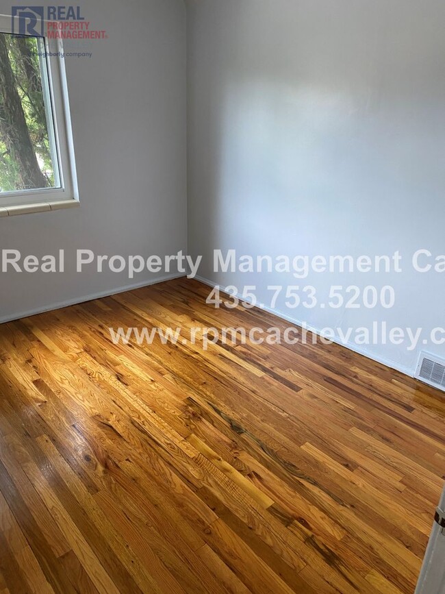 Building Photo - Great 5 bedrooms and 3 baths home Close to...
