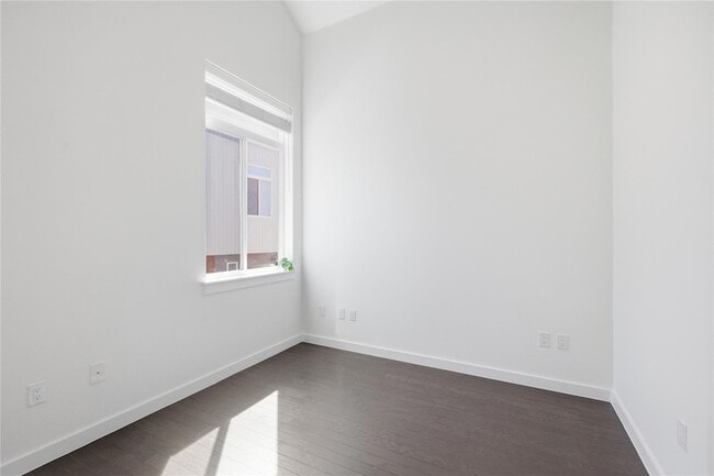 Building Photo - 814 N Bluff Dr