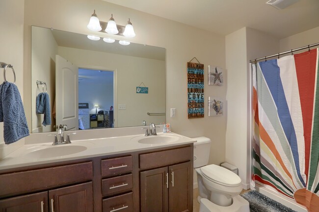 Building Photo - 4 bedroom townhome