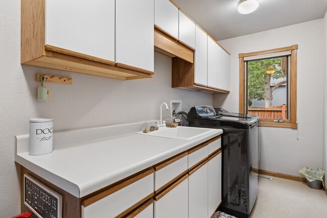 Building Photo - 23679 Dogleg Dr