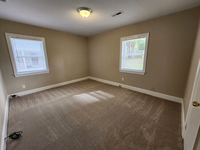 Building Photo - 2 Bedroom, 1 Bath Home in Oakhurst