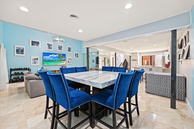 Building Photo - 6187 Laurel Ln