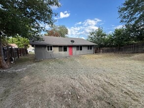 Building Photo - Cozy 4-Bedroom in East Austin!