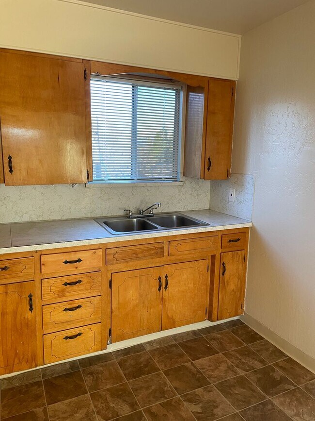 Building Photo - 2 BED/1 BATH - END UNIT WITH CITY VIEW & PET FRIENDLY