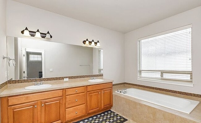Building Photo - 132 NE 64th Terrace