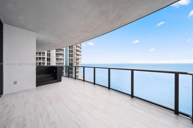 Building Photo - 18555 Collins Ave