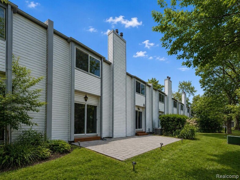Building Photo - 177 E Long Lake Rd