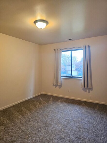 Building Photo - 29936 Utica Rd