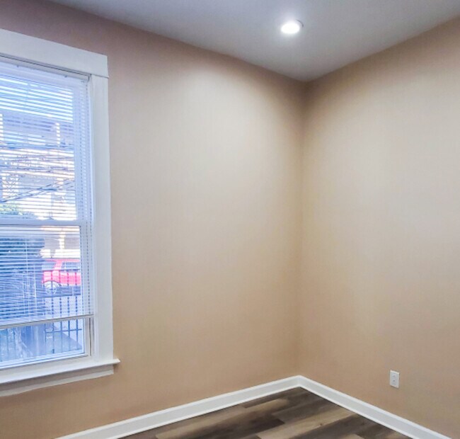 Building Photo - 1540 N Keeler Ave