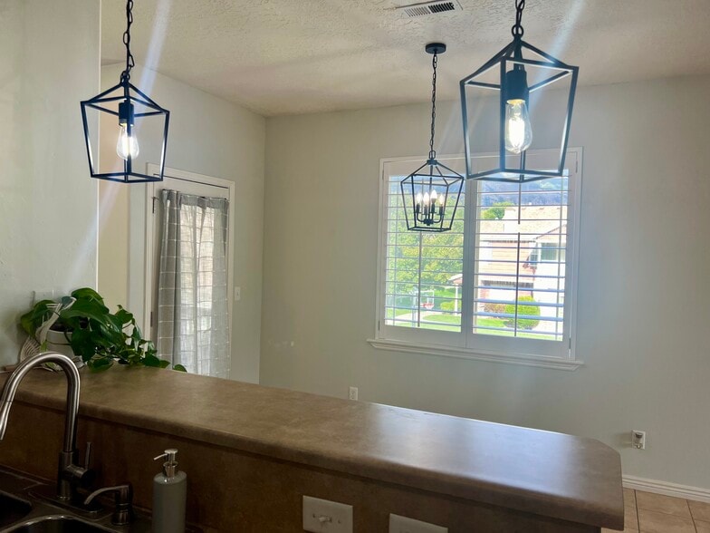 Building Photo - 1562 W 10 S