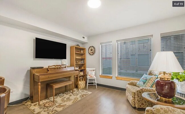 Building Photo - AWESOME 2 BED 1 BATH WITH AWESOME AMENITIE...