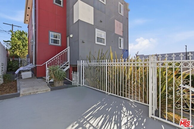Building Photo - 141 W Ave 31