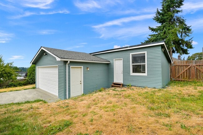 Building Photo - Large Single Family home with Bonus Room!
