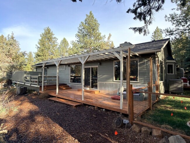 Building Photo - SEASONAL FURNISHED SHORT TERM RENTAL Offering Great Vibe! ALL UTILITIES PAID BY THE SELLER...