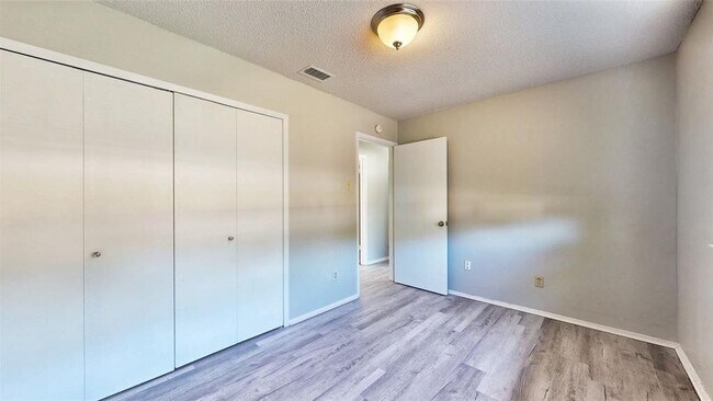 Building Photo - 1008 Wake Dr