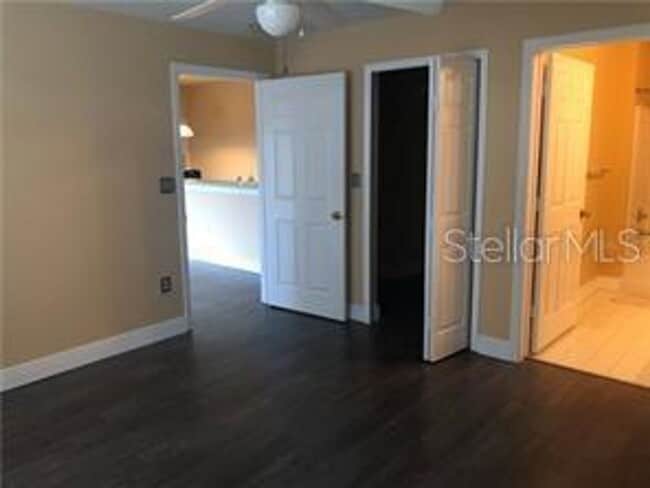 Building Photo - 5483 Vineland Rd