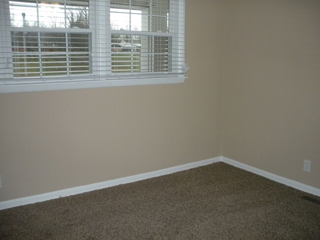 Building Photo - 2 bedroom / 1.5 bath Townhouse Kingsport, TN