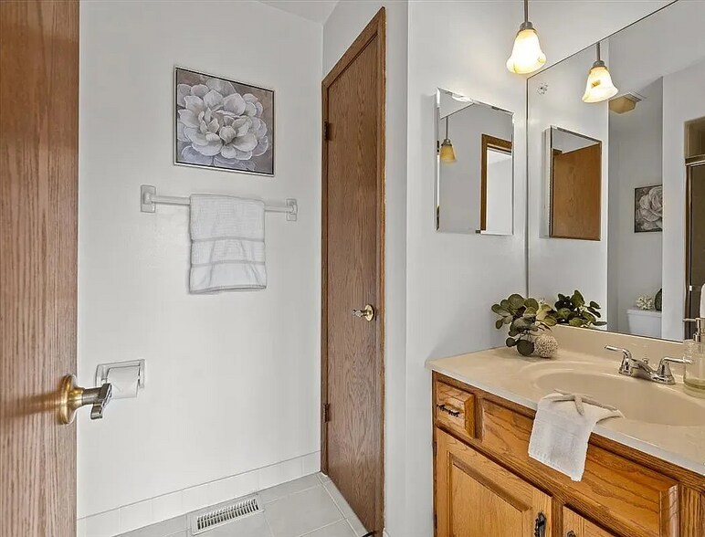 Guest Bathroom - 8306 Berkhansted Ct