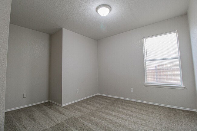 Building Photo - 511 Mathis Mdw