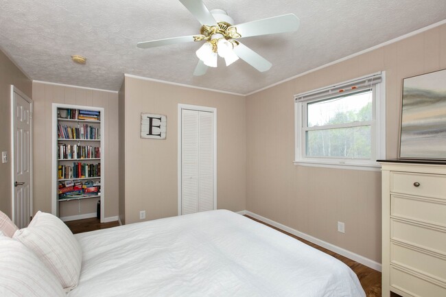 Building Photo - 3BR/2BA Home with Detached Garage – Fletch...