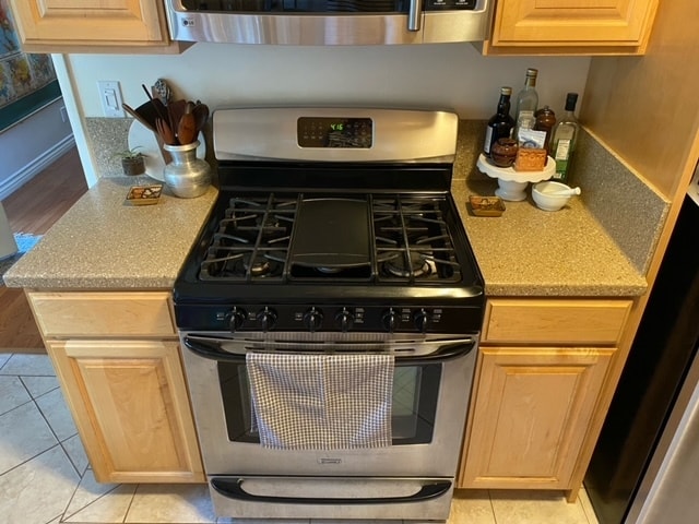 Stove oven - 4049 La Salle Ave