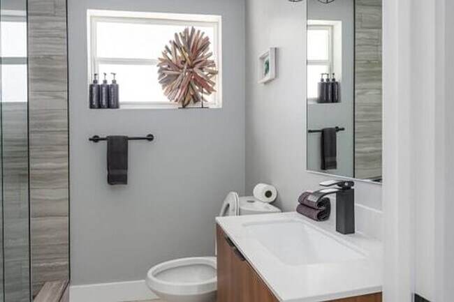 Building Photo - 320 Walnut St