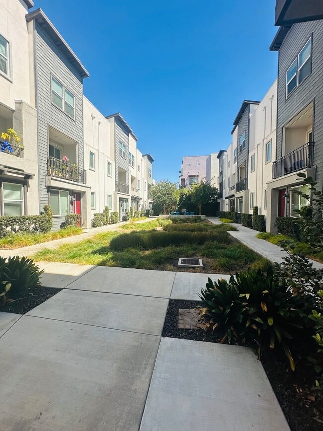 Building Photo - Beautiful and Modern 3-Story Townhome! OPE...