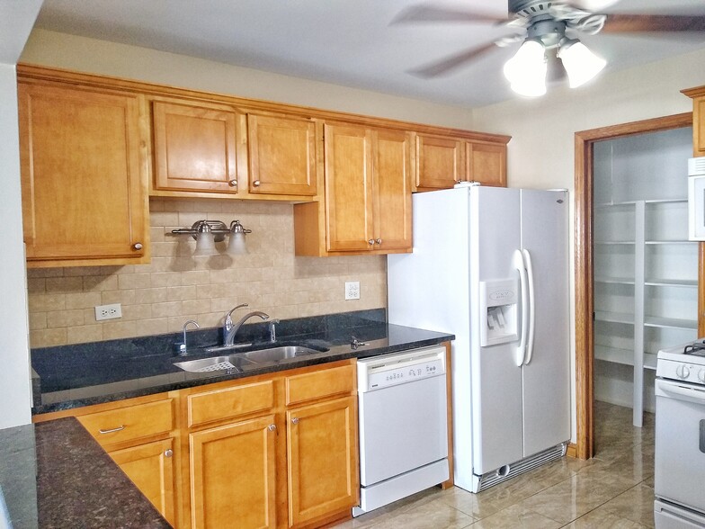 Kitchen - 220 Oak Knoll Ct