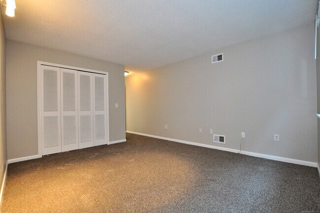 Building Photo - 710 Twin Circle Dr