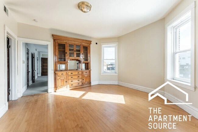 Building Photo - 2042 W Armitage Ave