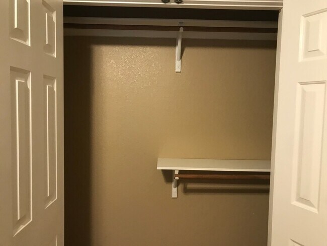 Building Photo - 3/2 super clean and move in ready in MIDWAY ISD