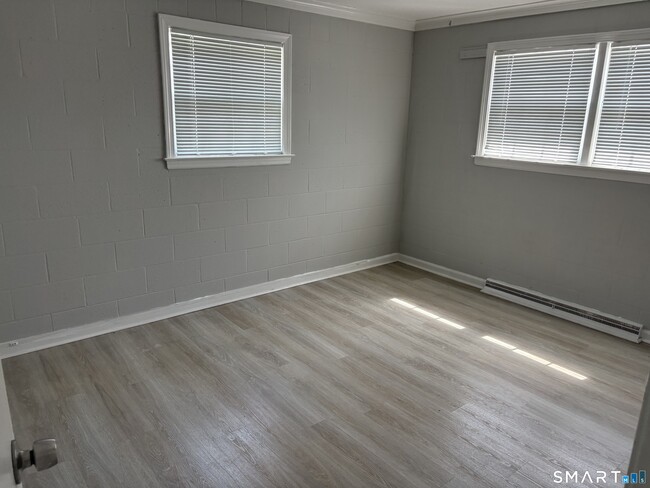 Building Photo - 832 Milford Point Rd