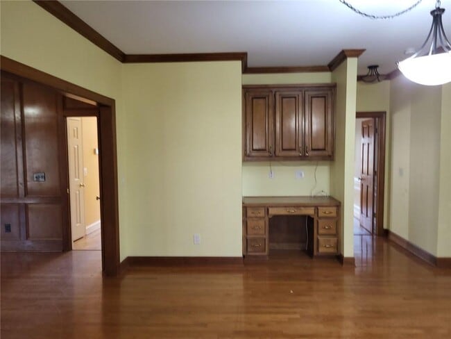 Building Photo - 2438 Kings Ct NE