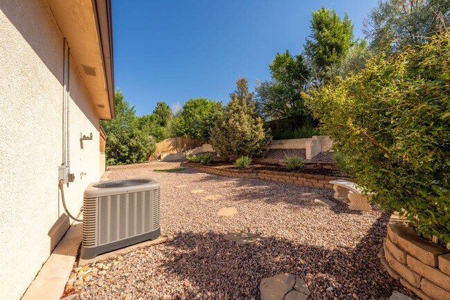 Building Photo - ***MOVE IN SPECIAL*** $500 OFF 1st MONTH'S...